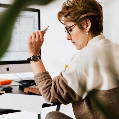 woman-thinking-at-computer